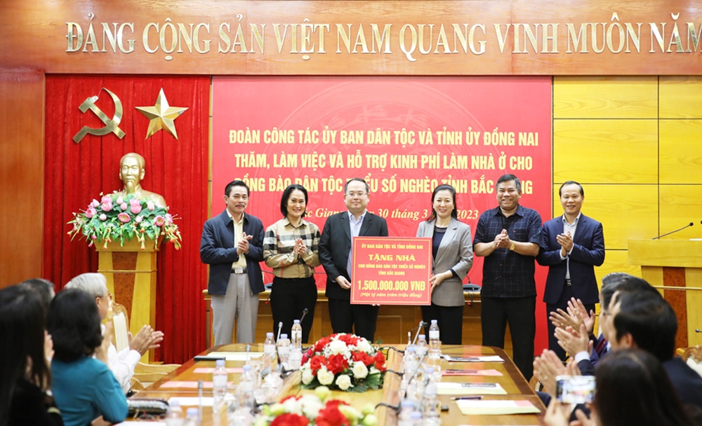 Đại diện lãnh đạo Ủy ban Dân tộc và Tỉnh ủy Đồng Nai trao tặng đồng bào DTTS tỉnh Bắc Giang 1,5 tỷ đồng hỗ trợ làm nhà ở